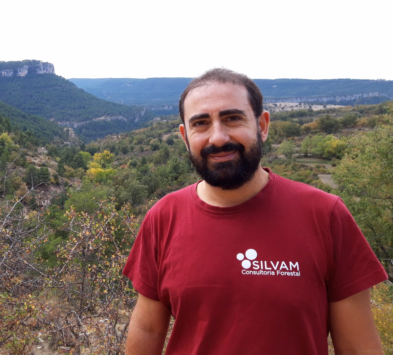 Mario Zurita en un paisaje forestal de la Serranía de Cuenca